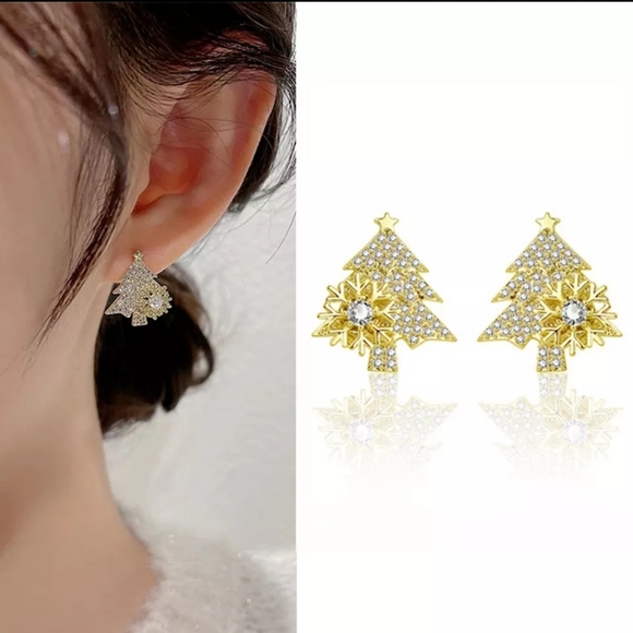Jewelry - Stunning Gold Christmas Earrings